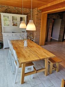 uma mesa de madeira e cadeiras numa cozinha em Ferienhaus Anjofina Ferienwohnung Sasse em Altenau