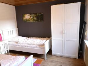 um quarto com uma cama e um armário branco em Ferienhaus Anjofina Ferienwohnung Sasse em Altenau