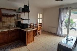 eine Küche und ein Esszimmer mit einem Tisch und Stühlen in der Unterkunft la pleine sérénité 