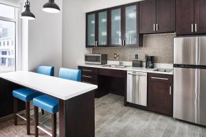 Kuchyň nebo kuchyňský kout v ubytování Residence Inn by Marriott Wilmington Downtown