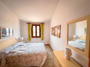 una camera da letto con un letto grande e uno specchio di Apartment 219 - Amarilla Golf a San Miguel de Abona Altre 30 foto