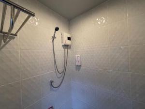 Ein Badezimmer in der Unterkunft Comfort Zone Hostel @ Tha Pae