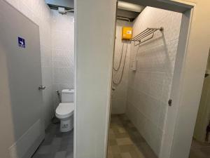 Ein Badezimmer in der Unterkunft Comfort Zone Hostel @ Tha Pae