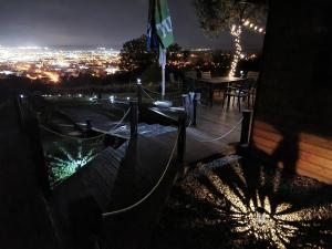 una vista su un patio di notte con un tavolo di Pensiunea Bella Vista a Turda