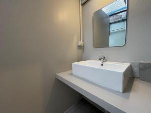 Ein Badezimmer in der Unterkunft Comfort Zone Hostel @ Tha Pae
