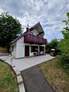 a house with a porch and a patio at Ferienhaus Seepark in Kirchheim in Kirchheim