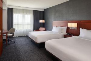 Postel nebo postele na pokoji v ubytování Courtyard by Marriott Calgary Airport