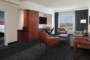 TV a/nebo společenská místnost v ubytování Courtyard by Marriott Calgary Airport
