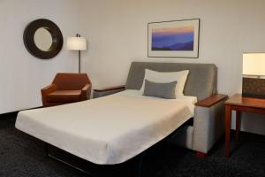 Postel nebo postele na pokoji v ubytování Courtyard by Marriott Calgary Airport