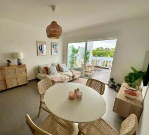 een woonkamer met een tafel en stoelen en een bank bij Las Palmas 8b Oasis Properties in Nerja