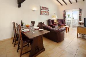sala de estar con mesa y sofá de cuero en Casablanca 31 Oasis Properties, en Nerja