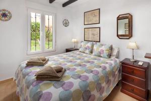 Un dormitorio con una cama grande y una ventana. en Casablanca 31 Oasis Properties, en Nerja 59 fotos más
