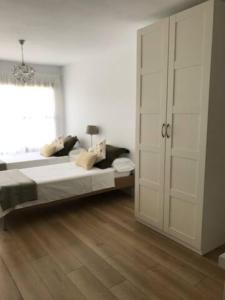 een slaapkamer met een groot bed en een raam bij Mirador del Atlántico - Aptos Tosca in Puerto de la Cruz