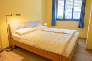 a bedroom with a large bed with a window at Ferienwohnung Meeresrauschen in Zingst