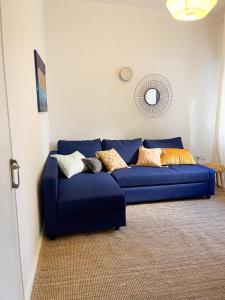 eine blaue Couch im Wohnzimmer in der Unterkunft green guest house. Figueira da Foz in Figueira da Foz