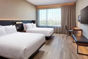 里奇蘭的住宿－AC Hotel by Marriott Jackson Ridgeland，酒店客房配有两张床和一张书桌