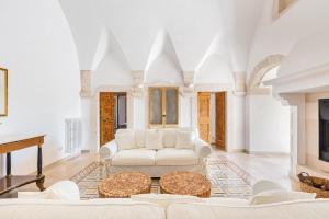 uma sala de estar com um sofá branco e uma mesa em Masseria Nicola Casavola em Martina Franca