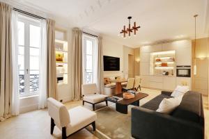 - un salon avec un canapé et une table dans l'établissement TheLander - Serviced Apartments in Louvre - Rivoli, à Paris
