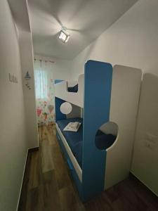 Våningssäng eller våningssängar i ett rum på G.N.F. sea apartament