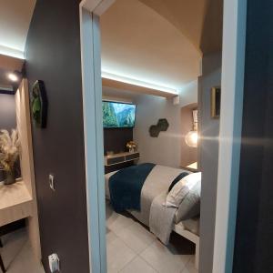 een kleine slaapkamer met een bed en een raam bij HOME in BLACK, designer decorated in Zagreb