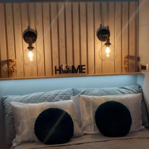 een kamer met 2 verlichting en 2 kussens op een bank bij HOME in BLACK, designer decorated in Zagreb