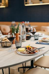 メスにあるKyriad Metz Centre - Restaurant Mozeのテーブル(一皿の料理とワイン付)