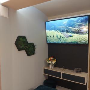 een woonkamer met een flatscreen-tv aan de muur bij HOME in BLACK, designer decorated in Zagreb