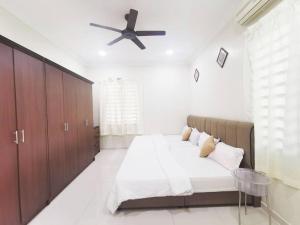 Krevet ili kreveti u jedinici u okviru objekta Ipoh stadium 1min/wahkeongpark simee 18pax bungalow cottage