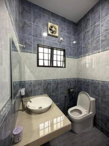 Kupatilo u objektu Ipoh stadium 1min/wahkeongpark simee 18pax bungalow cottage