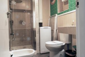 a bathroom with a toilet and a shower and a sink at Apartamento Erase Una Vez En Sierra Nevada in Sierra Nevada