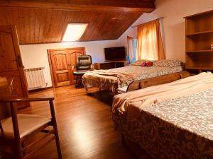 een hotelkamer met 2 bedden en een stoel bij PERLA Bianca DELLE 5 TERRE in La Spezia