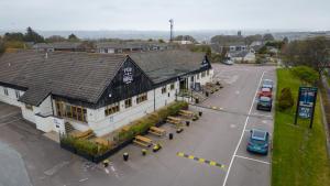 een uitzicht op een gebouw met een parkeerplaats bij Wellington Hotel by Greene King Inns in Aberdeen