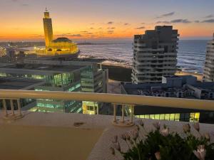 uma vista para o oceano a partir da varanda de um edifício em Studio a Marina Casablanca em Casablanca
