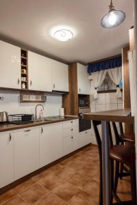 Kuchyň nebo kuchyňský kout v ubytování The House with the Bell/Къщата с камбанката