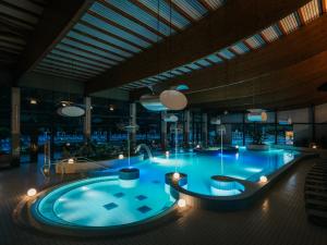 ein großer Pool in einem Gebäude in der Unterkunft Hotel Balnea Superior - Terme Krka in Dolenjske Toplice