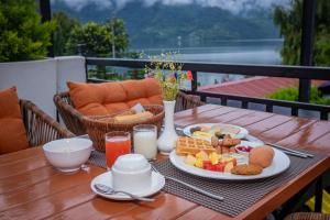 een tafel met borden ontbijtproducten erop bij Majestic Lake Front Hotel & Suites in Pokhara