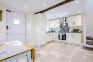 A kitchen or kitchenette at Unique 1-bed cottage in Beeston by 53 Degrees Property, ideal for Couples & Friends, Great Location - Sleeps 2