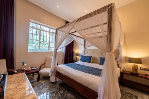 Postel nebo postele na pokoji v ubytování Muthu Sovereign Suites & Spa, Limuru Road, Nairobi