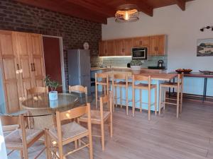 kuchnia ze stołem, krzesłami i lodówką w obiekcie Boekenhout Accommodation w mieście Pretoria