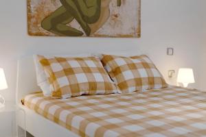 Una cama con dos almohadas encima. en Balcon de Porteria, en Telde