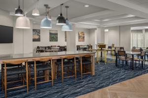 een grote eetkamer met tafels en stoelen bij Fairfield Inn & Suites Roanoke Hollins/I-81 in Roanoke