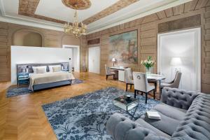 Posteľ alebo postele v izbe v ubytovaní Wyndham Grand Krakow Old Town