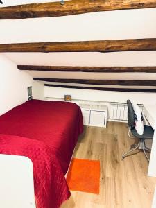- une chambre avec un lit rouge et une chaise dans l'établissement Casa Levante, à Isola delle Femmine