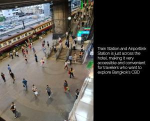 un grupo de personas caminando por una estación de tren en Nasa Bangkok - SHA PLUS Certified en Bangkok