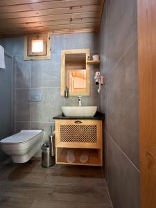 y baño con lavabo y aseo. en ALANYA BUNGALOW EVLERİ / RESTAURANT en Asmaca