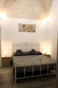 - une chambre avec un lit et 2 photos sur le mur dans l'établissement Casa Grazia, à Monopoli