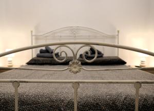 Cette chambre comprend un lit avec un cadre blanc. dans l'établissement Casa Grazia, à Monopoli