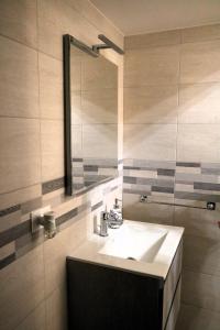 La salle de bains est pourvue d'un lavabo et d'un miroir. dans l'établissement Casa Grazia, à Monopoli