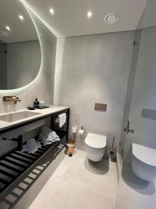 uma casa de banho com um WC e um lavatório em Suite on the beach em Haifa