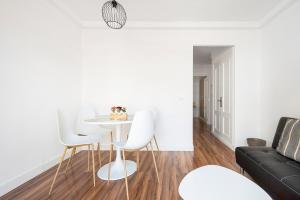 een witte woonkamer met een witte tafel en stoelen bij Apartamento Aigon in Puerto de la Cruz